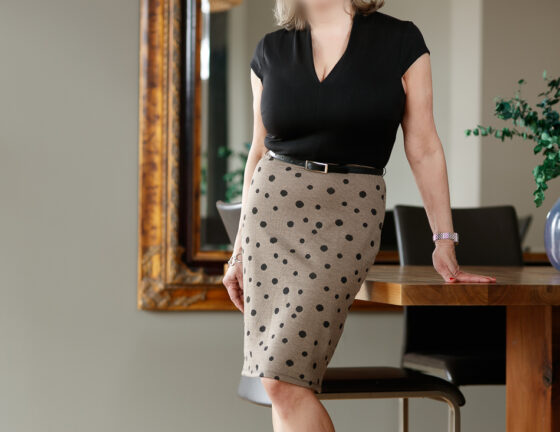 Eva Escort Dame Berlin tailliertes Kleid