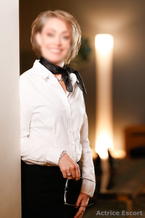 Fee-Escortservice-Achim Business mit Halstuch